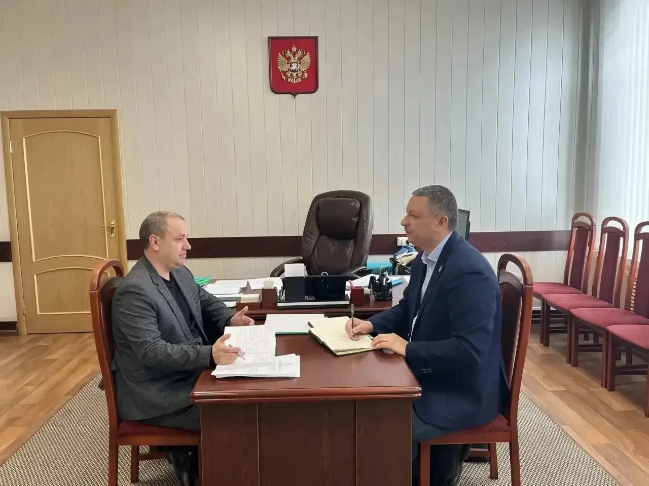 Роман Володин обсудил с главой Лисок ремонт дорог и развитие детского спорта
