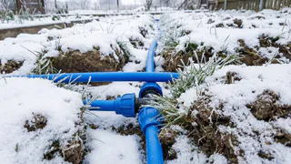 Как спасти замёрзший водопровод на даче: простой метод устранения ледяной пробки