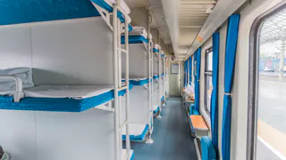 Женщина с ребенком попросилась в туалет без очереди и пробыла там до самого прибытия поезда