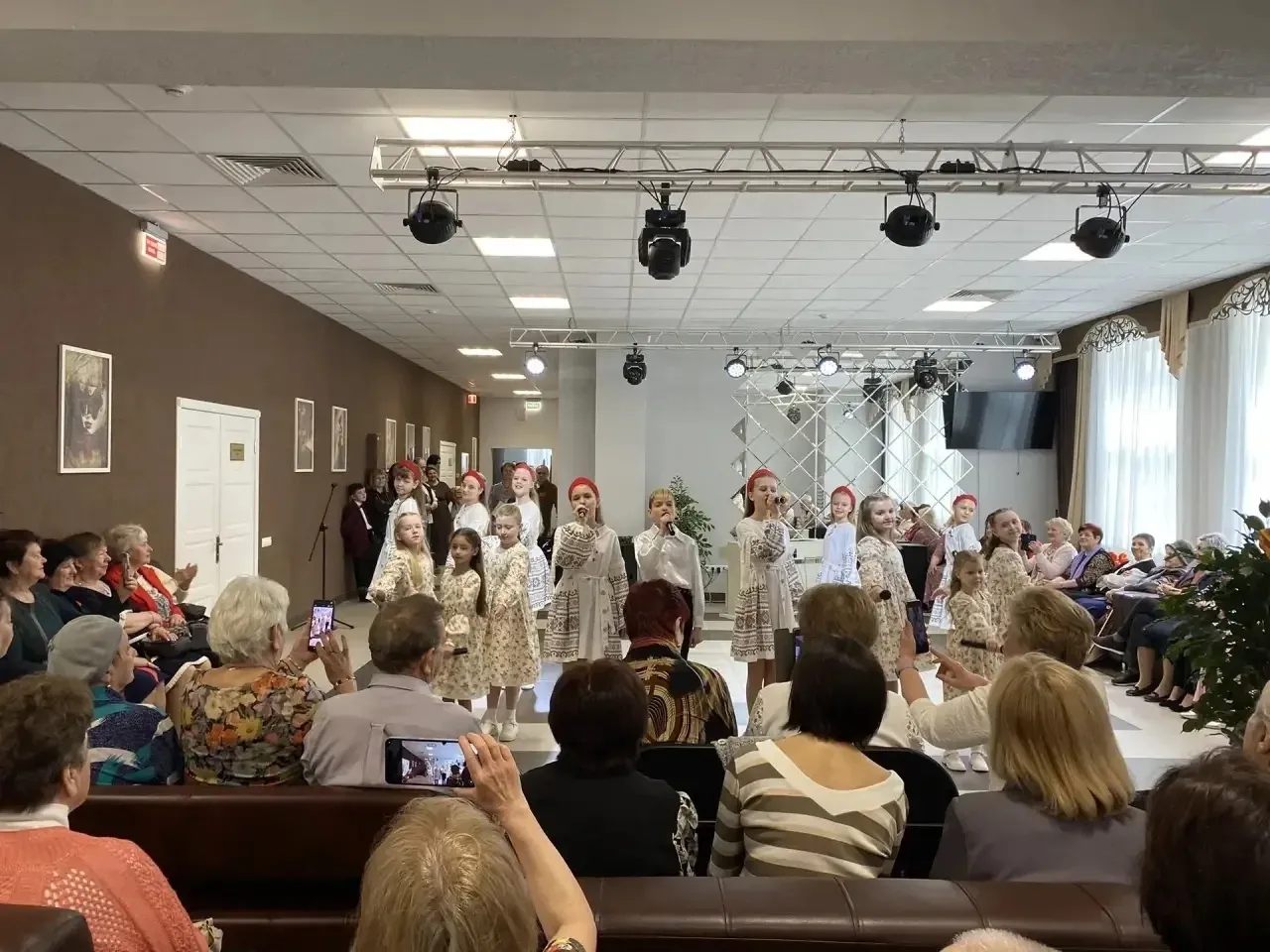 В Лискинском Центре культурного развития прошел праздничный концерт Весенний вальс ко Дню весны и труда