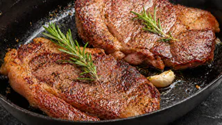 Главная ошибка при жарке мяса: почему вместо сочного стейка получается сухая «подошва» и как это исправить