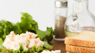 Вкуснейшая намазка на хлеб из 4 продуктов: нежнее и дешевле красной икры — самая популярная закуска этого лета