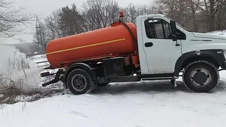 В Воронежской области ассенизатор слил нечистоты прямо на улицу