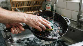 2 стакана в воду - и старая сковорода чище, чем после покупки: трехслойный нагар отходит сам