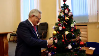 В Лискинском районе руководители приняли участие в благотворительной акции "Ёлка желаний" 