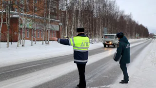 ГАИ вводит новый метод осмотра водителей в 2025 году: для чего инспектор просит показать язык