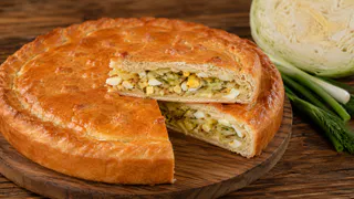 Пирог с капустой и яйцом на сметане: нежный, сочный и очень вкусный — идеален к чаю