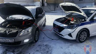В Лисках инспекторы ДПС помогли водителю завести автомобиль с разряженным аккумулятором