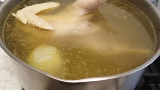Нужно ли сливать «первую воду» при варке мяса: поделился шеф-повар - запомните раз и навсегда