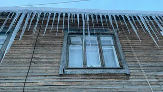 СК предупредил жителей Воронежа и области о риске схода льда с крыш