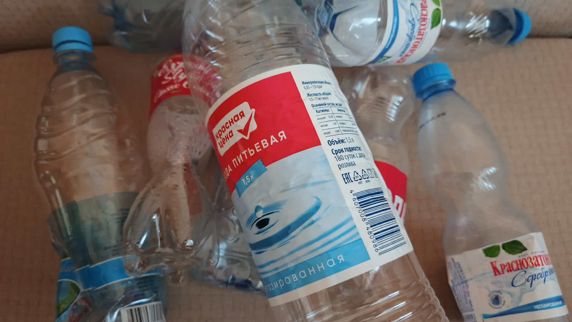 Пластиковые бутылки не выкидываю: разрезаю на 3 части и получаю очень полезную вещь — не получается уже без нее в хозяйстве
