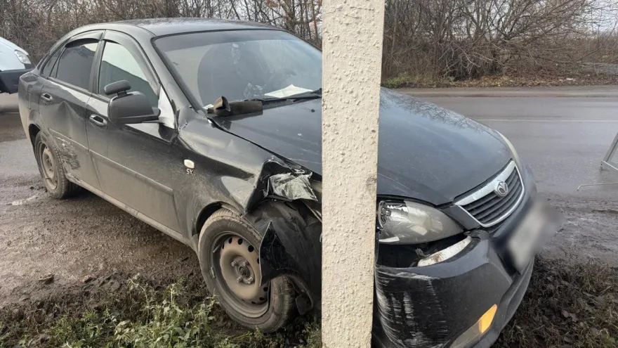 В Воронежской области женщина-водитель попала в больницу после столкновения с Opel
