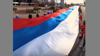 В Воронежа развернули стометровый флаг России в честь Дня народного единства