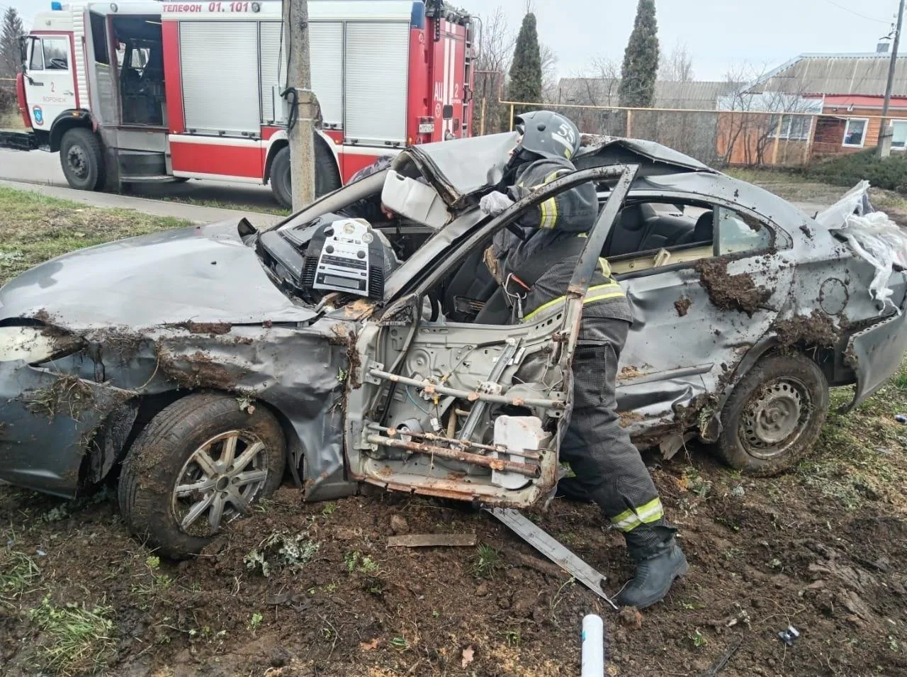 Под Воронежем в смертельном столкновении с газовой трубой и столбом погиб мужчина